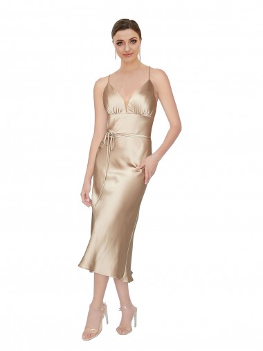 Billigste A-Linien V-Ausschnitt Midi Seidiger Satin Kurze Formale Brautjungfernkleider / Abendkleider / Abiballkleider / Cocktailkleider
